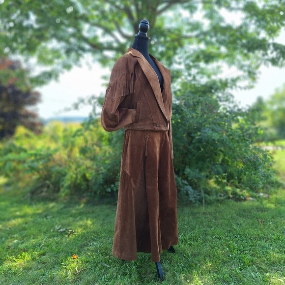 (12) Vintage Suede Leather Western Tassle Jacket from The Olde Hide House (90's) - Picture 13 of 13